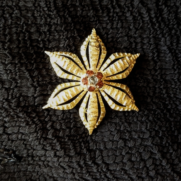 Mid Century Poinsettia Brooch - Picture 4 of 6